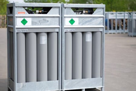 Zwei Gasflaschen Paletten mit 33 KG Gasflaschen auf dem Hof