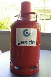 Rote Propangasflasche auf Tisch