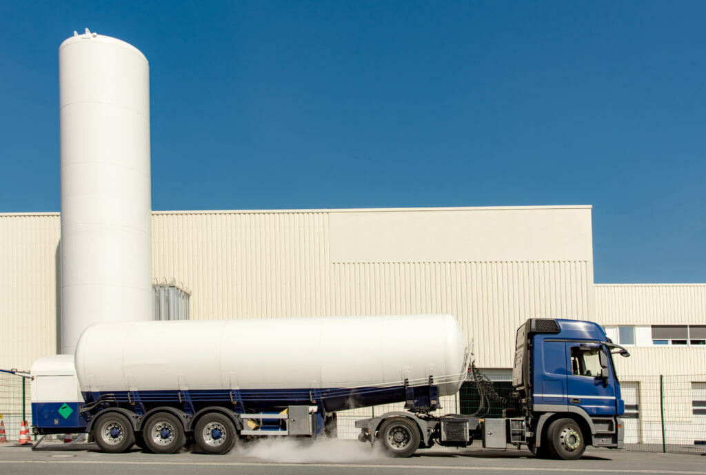 Lkw beliefert einen Gastank