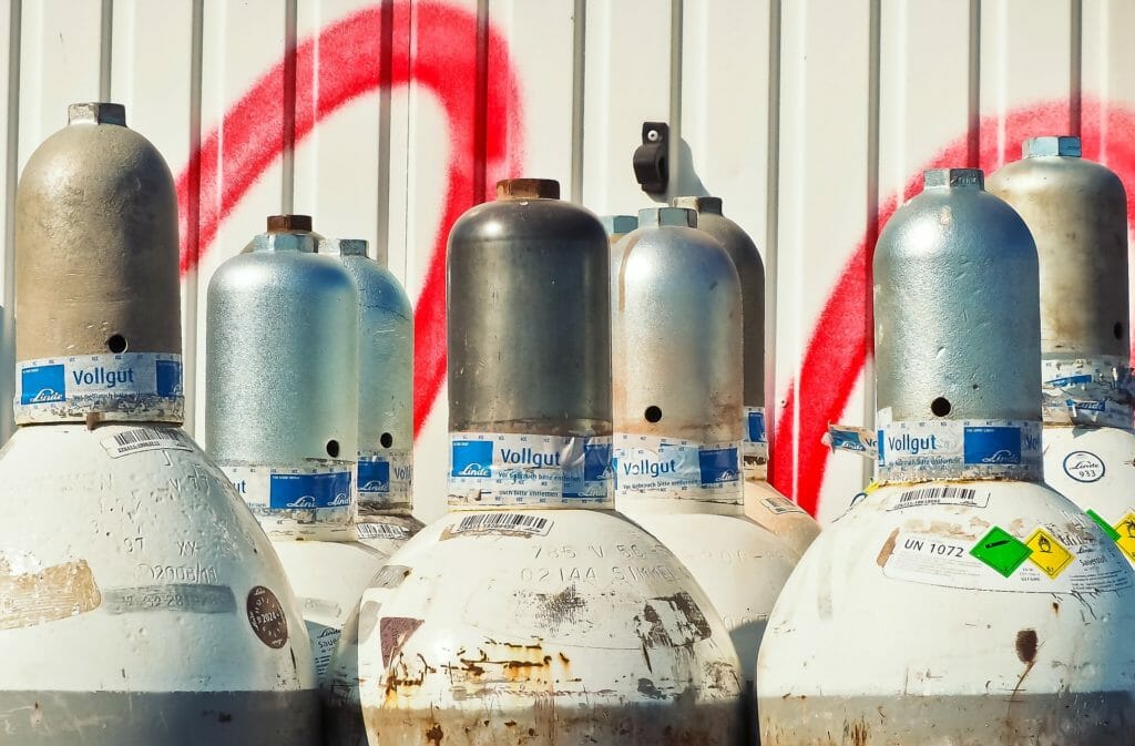 Sauerstoffflaschen stehen auf einer Baustelle und werden als Brenngas zum Autogenschweißen eingesetzt