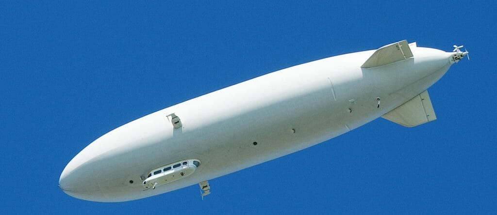 Weißes Helium Zeppelin vor blauem Himmel