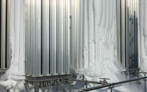 großer luftbeheizter Stickstoff Verdampfer mit deutlicher Eisbildung an den Aluminium Längsrippen