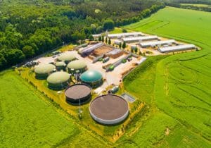 Luftbild einer Biogasanlage mit Gastanks und Lagerbehältern für CO2 Abscheidung