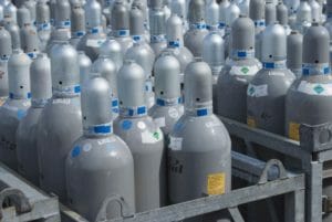 Graue CO2 Gasflaschen nach Biogas CO2 Abscheidung lagernd in Transportbox