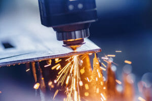 CNC Laser schneidet Metall mit orangenen Funken