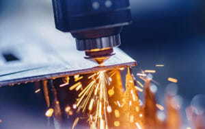 CNC Laser schneidet Metall mit orangenen Funken