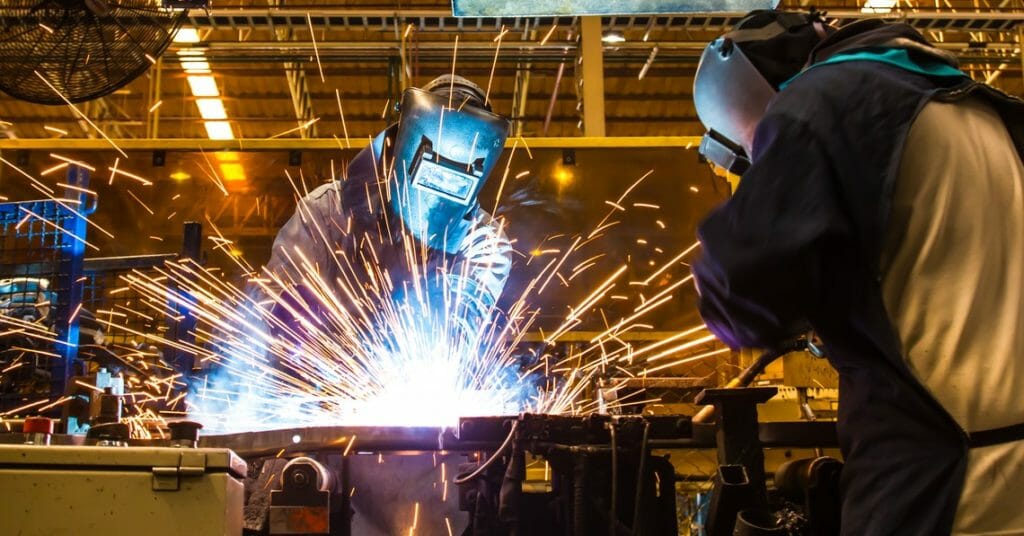 Zwei Schweißer arbeiten in einer Halle