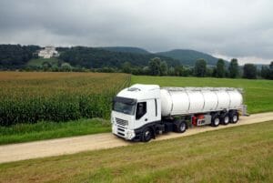 Weißer Biogas LKW auf Landstraße transportiert CO2 Abscheidung