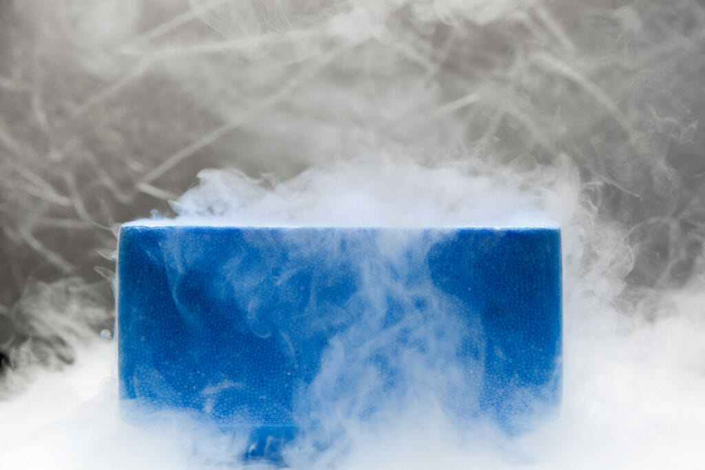 Blaue Transportbox für Trockeneisblöcke mit aufsteigendem Dampf