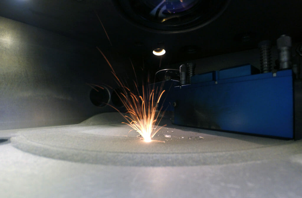Selektives Laserschmelzen im 3D-Metalldrucker schmilzt Metallpulver in eine 3D-Form