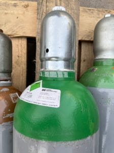 20 Liter Argon Gasflasche mit grüner Flaschenschulter auf einer Palette
