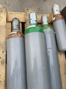 20 Liter Gasflaschen technisches Gas Helium und Argon auf einer Holzpalette