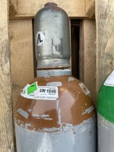 20l Helium Gasflasche mit brauner Flaschenschulter auf Palette liegend