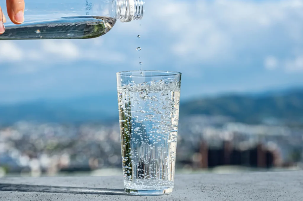 Karbonisiertes Wasser mit Kohlensaeure in einem Glas