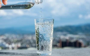 Karbonisiertes Wasser mit Kohlensaeure in einem Glas