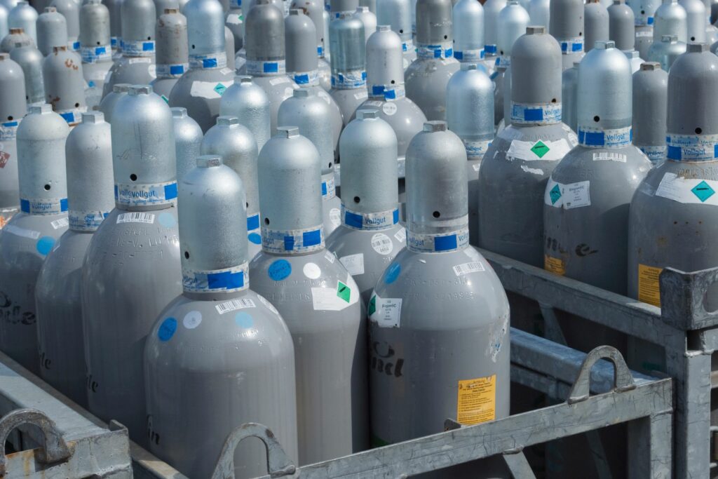 Gasflaschen in Gitterboxen Nahaufnahme